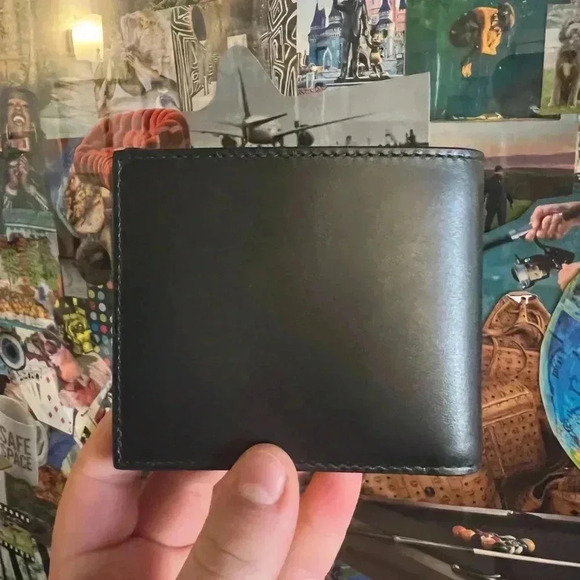 Authentic Gucci Bifold Wallet NEW (547585-525040) - Picture 4 of 5